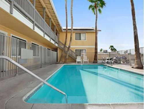 Super 8 By Wyndham El Centro - photo 4