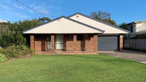 Lowset pet friendly home with room for a boat Palm Ave Bongaree — 4-Star Luxury Hotel in Bellara, Australia