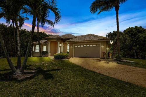 Villa Sienna Pet friendly home on Gulf access canal w electric heated pool SWFL Rentals — 4-Star Luxury Hotel in Cape Coral, United States