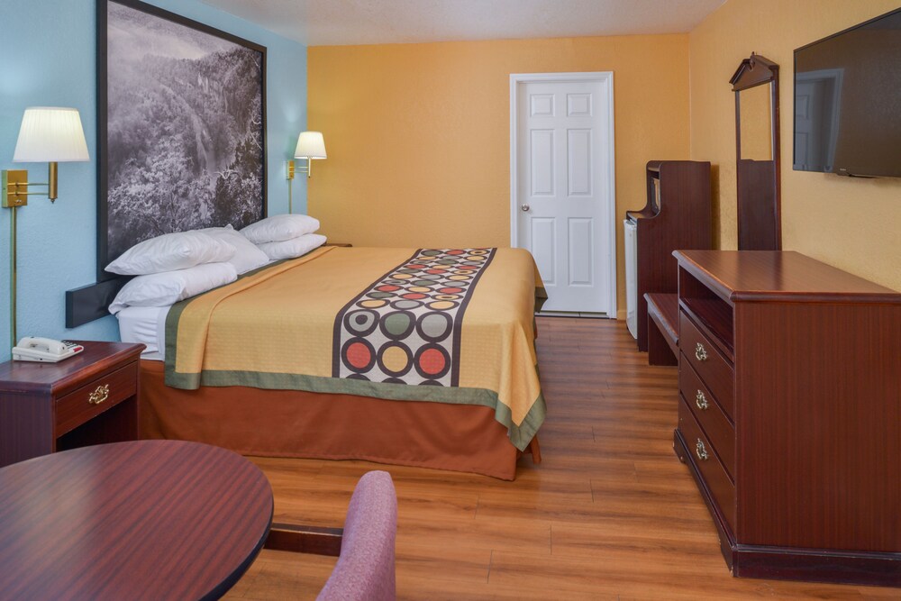Super 8 by Wyndham Little Rock North Airport - photo 10