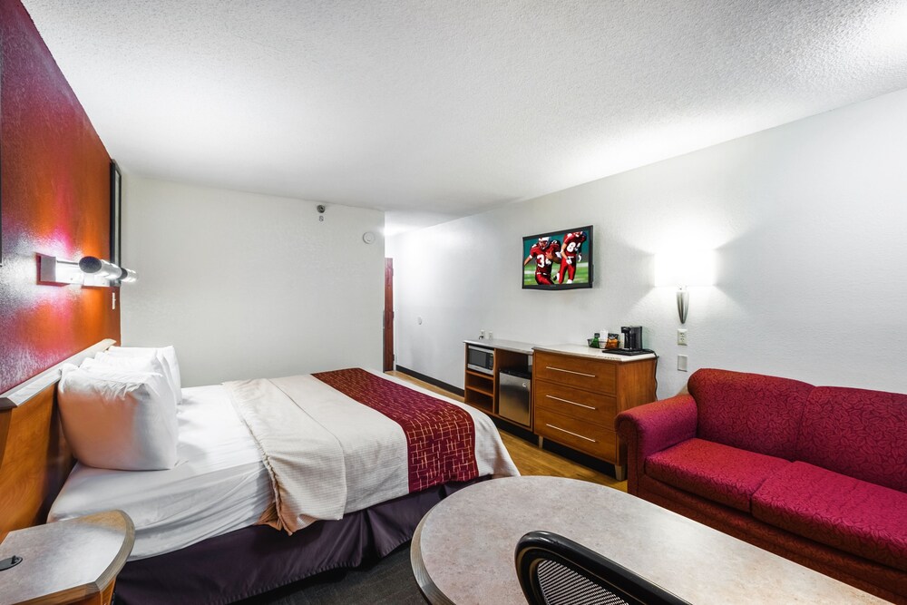 Red Roof Inn & Suites Savannah Gateway - photo 6