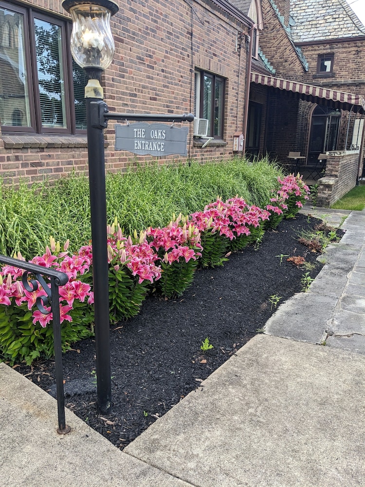The Oaks B B Hotel And Spiritual Center — Jamestown