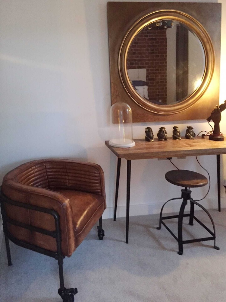 Spacious 1 Bedroom Split Level Old Pub Conversion Tower Bridge — London — photo 2