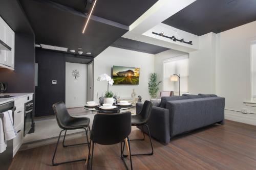 Sleek 2BR On Rvrwalk Gym Parking Near Conv Ctr — 4-Star Luxury Hotel in San Antonio, United States