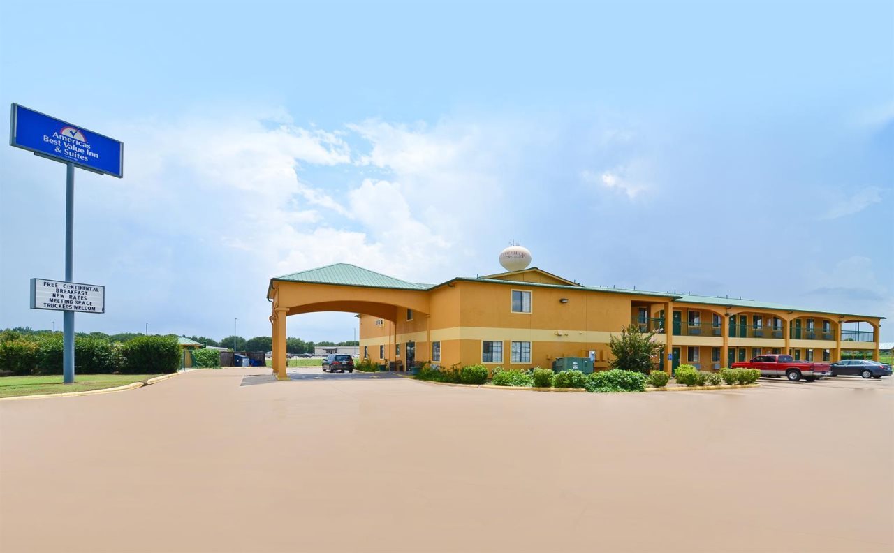 Pine Point Inn & Suites — hotel in Smithville