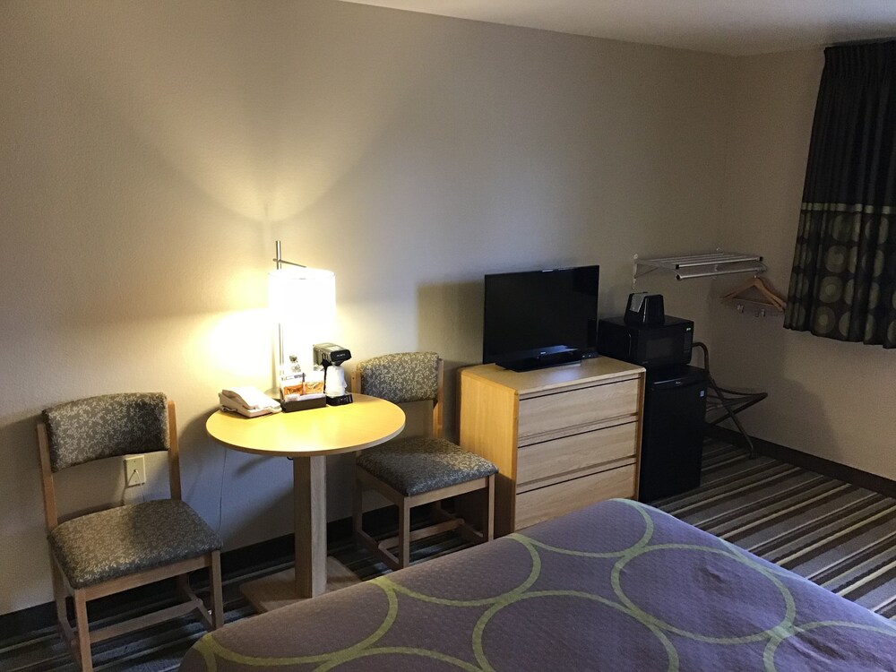 Super 8 by Wyndham Dillon - photo 6
