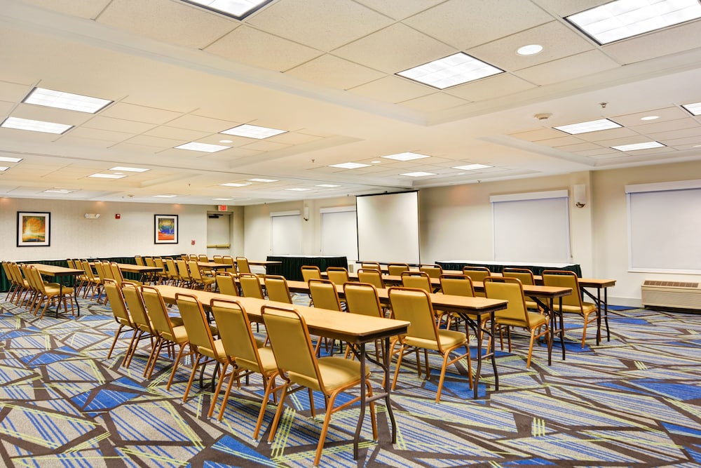 Holiday Inn Express & Suites New Berlin by IHG - photo 44