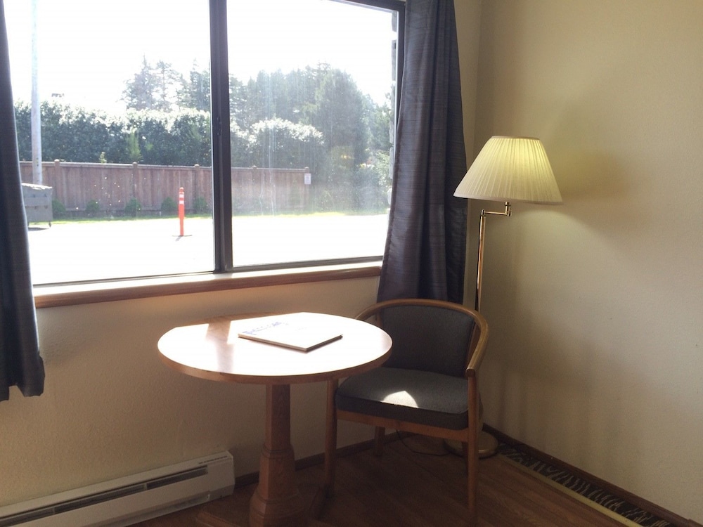 Silver Sands Motel - photo 3