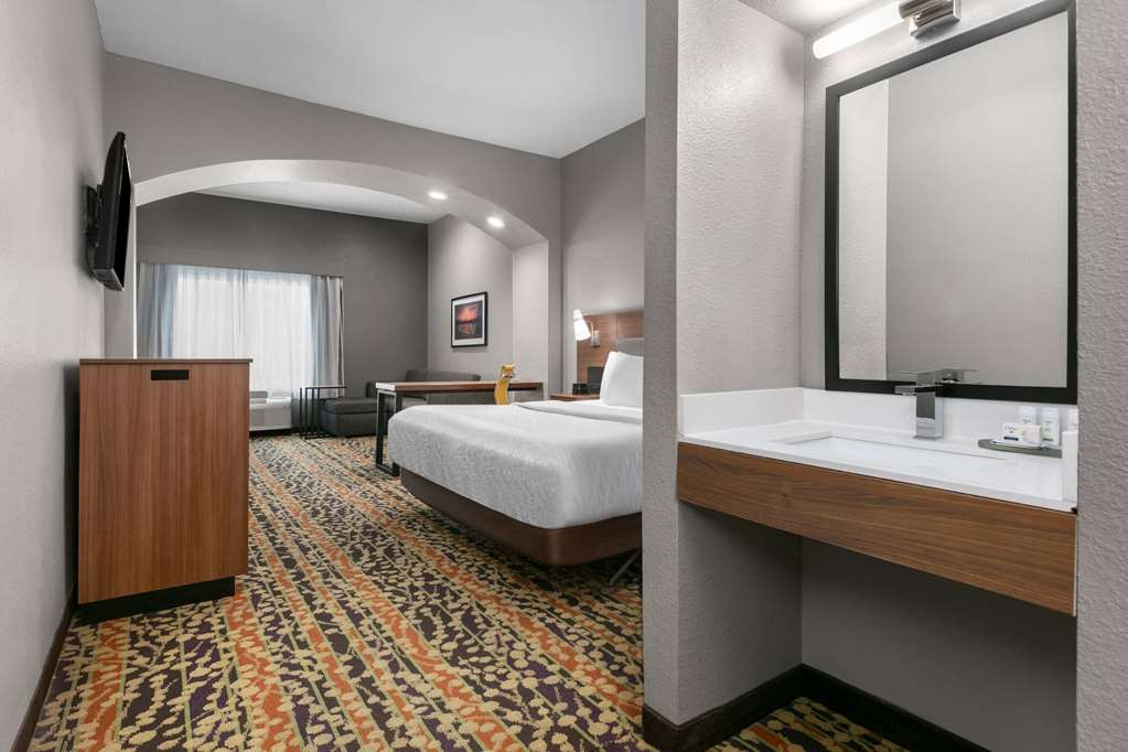 La Quinta Inn & Suites by Wyndham Belton Temple South - photo 17