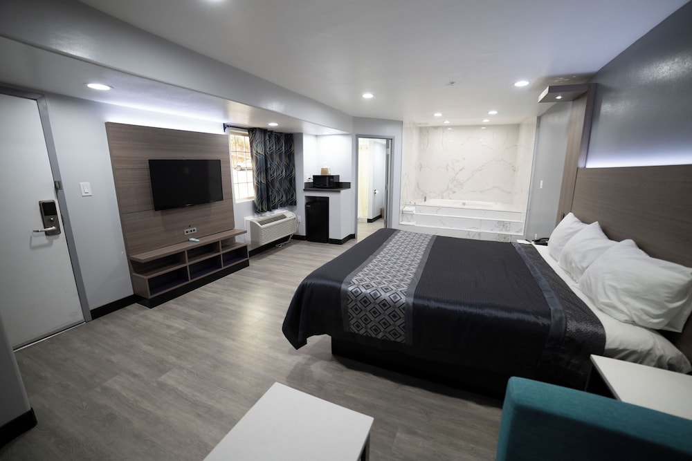 Express Inn & Suites - photo 7