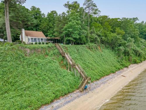 Riverfront Oasis Kayaks Private Beach & More — hotel in Surry