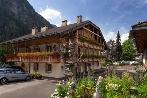 Appartamenti Ladina — 4-Star Luxury Hotel in Campitello Di Fassa, Italy