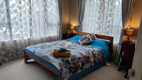 Monique's Rose Room Prvt BthRm AC TV — 4-Star Luxury Hotel in Auckland, New Zealand