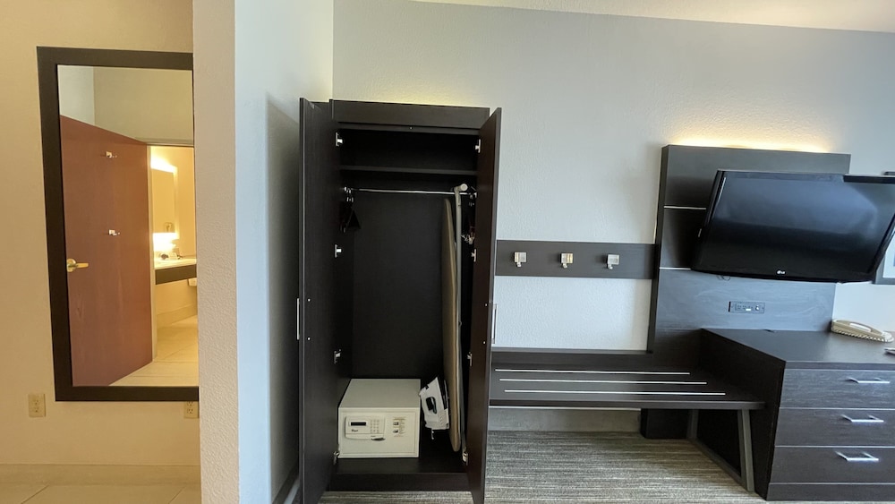 Holiday Inn Express Hotel & Suites Decatur by IHG - photo 12