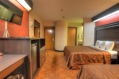 Smoky Mountain Inn & Suites - photo 3
