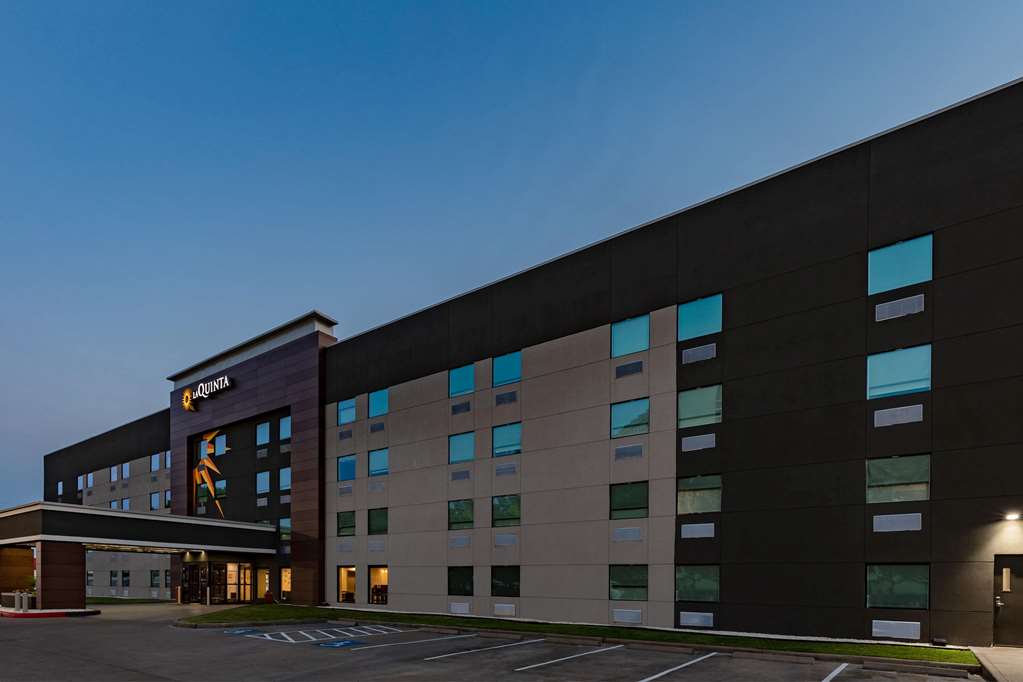 La Quinta Inn & Suites by Wyndham Houston Southwest - photo 2