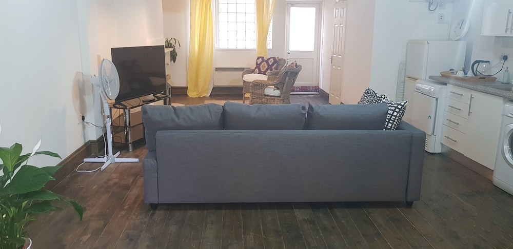 Studio Flat in Stoke Newington High Street - last minute hotel in Hackney