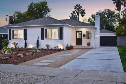 Beautiful 3 Bed Home with a Large Back Yard Outdoor Space — 4-Star Luxury Hotel in Los Angeles, United States