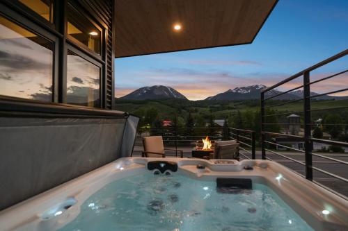 4 Season Modern Mountain Penthouse with Private Hot Tub & Scenic Views in Silverthorne, United States