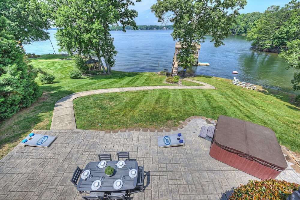Make a Big Splash in 7BR Lake Norman Home — 4-Star Luxury Hotel in Mooresville, United States