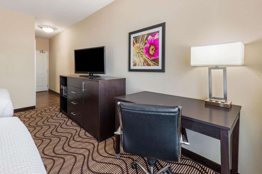 La Quinta Inn & Suites by Wyndham Artesia - photo 21