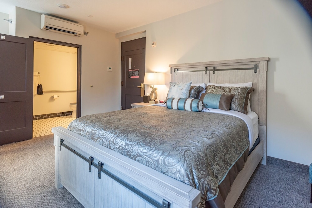 The Alonzo Ward Hotel - photo 14