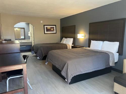 Deluxe Inn and Suites - photo 25