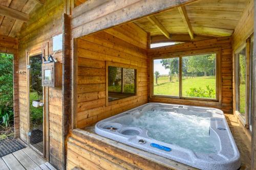 Loft Atypique ancienne étable — hotel in Cleguerec