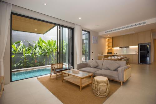 Chalong Bay View 3BR Pool Villa Long One B10 — 4-Star Luxury Hotel in Ban Chalong, Thailand