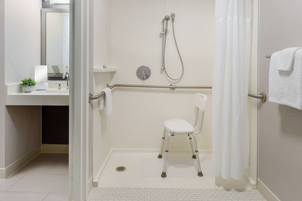 Courtyard by Marriott Manchester Boston Regional Airport - photo 19