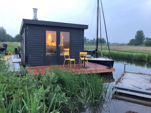 Mooie woonboot op eiland kachel natuur sloep — hotel in Grou