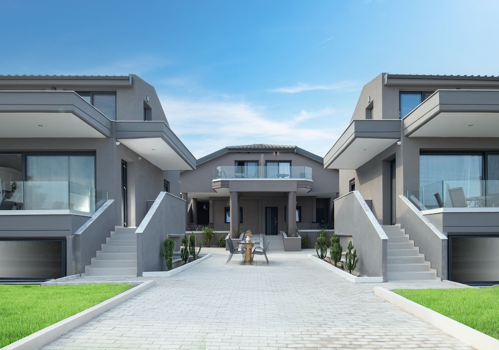 Mykoniatika Villas — 4-Star Luxury Hotel in Nea Moudhania, Greece