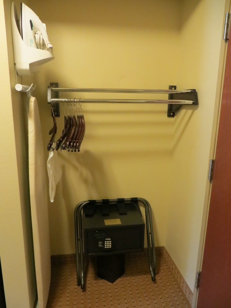 Cobblestone Inn & Suites Brillion - photo 27