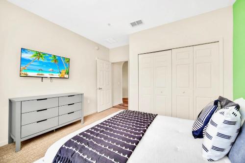 Near Disney 2BR King Queen with Hot Tub & Games room - photo 9