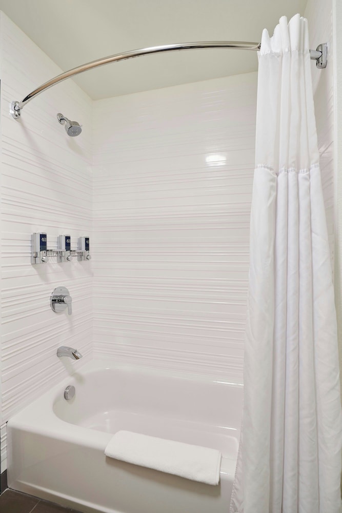 Four Points by Sheraton Cleveland Eastlake - photo 21