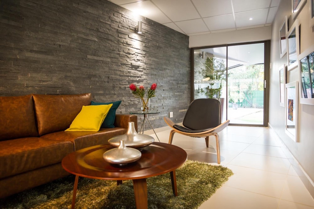Palm Lodge Guest House — 4-Star Luxury Hotel in Bloemfontein, South Africa