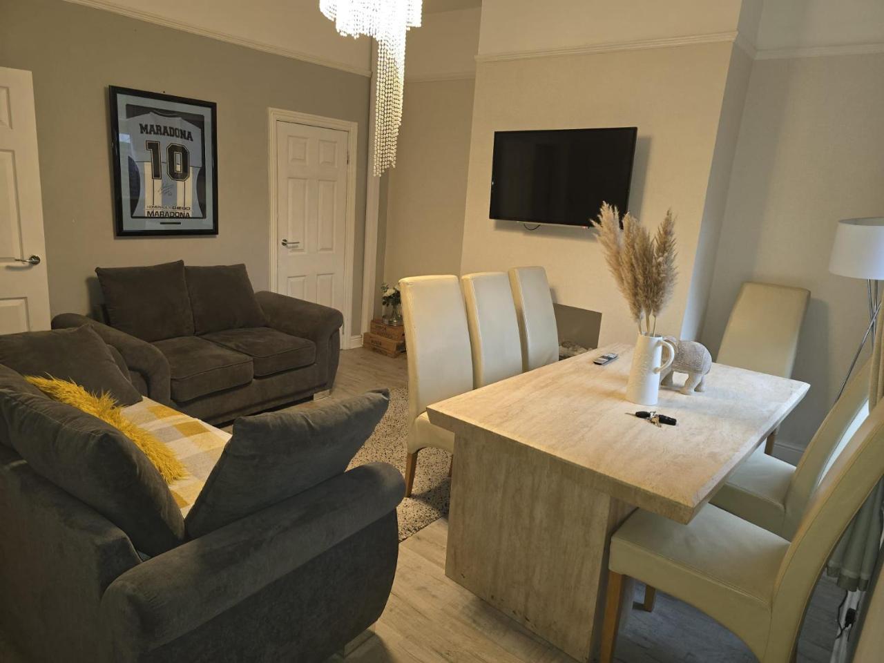Tomelle Luxury Manchester Home 5 Beds near Etihad Stadium Coop Live High speed WIFI & Free Parking — 4-Star Luxury Hotel in Manchester, United Kingdom