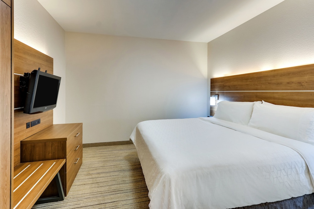 Holiday Inn Express & Suites Waxahachie by IHG - photo 13
