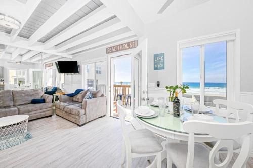 Stunning Ocean Views Recently Renovated Home & Warm Sunsets — 4-Star Luxury Hotel in San Diego, United States