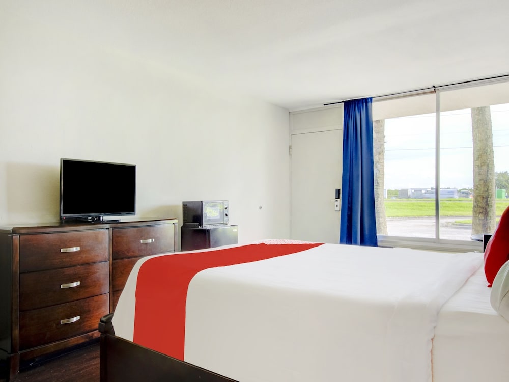 OYO Hotel Dundee By Crystal Lake - photo 12