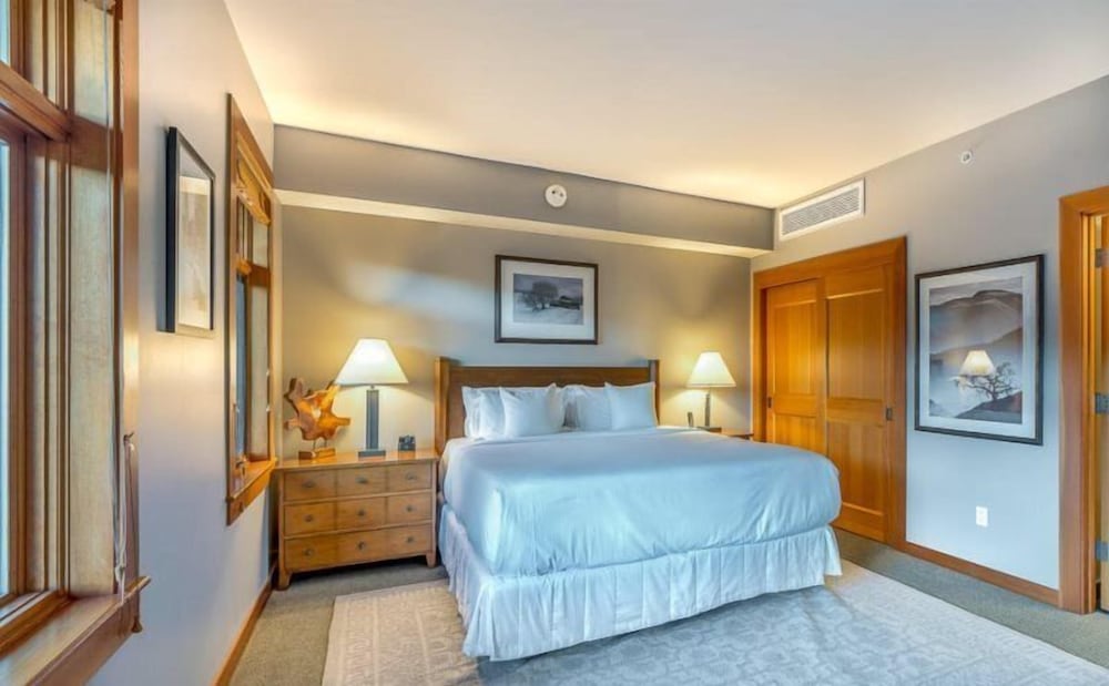 Luxury Ski in Ski out 2 Bedroom Mountain Resort Vacation Rental in the Heart of Snowmass Base Village - photo 5