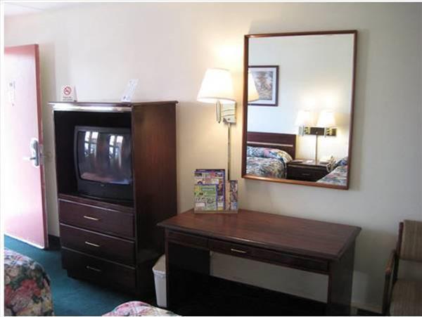 Red Carpet Inn Endicott Binghamton - photo 10