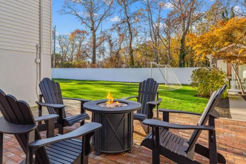 WALK to the Beach and FirePit Bikes Modern House — 4-Star Luxury Hotel in Yarmouth, United States