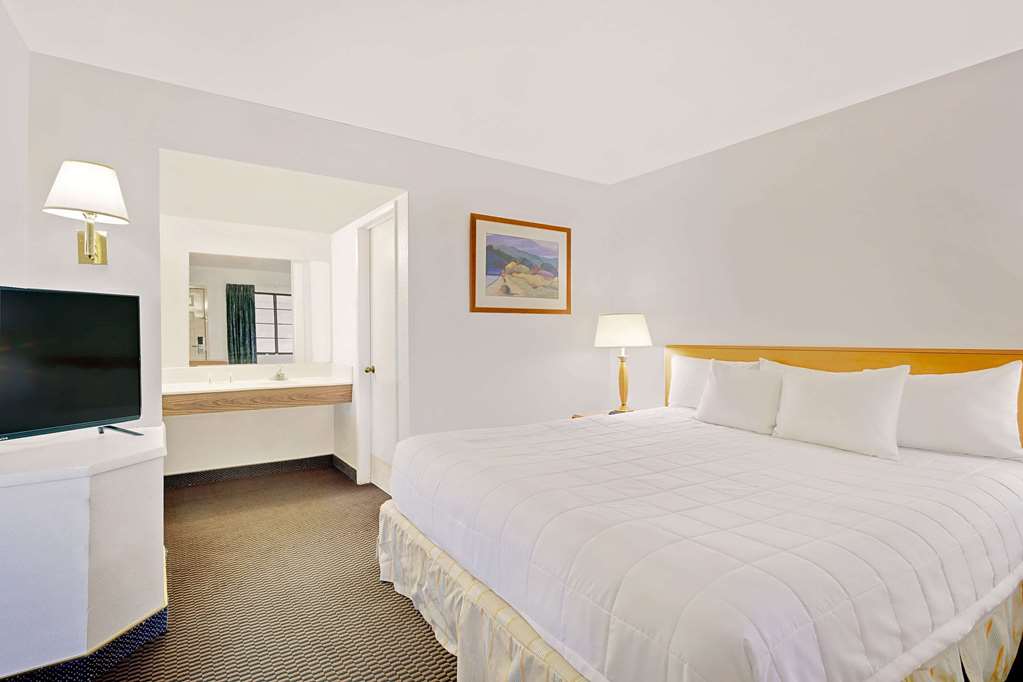 Days Inn & Suites by Wyndham Needles - photo 11