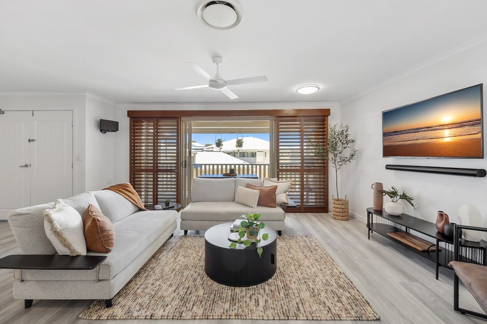 3 Bed Haven with Balcony and BBQ 5 Min to Beach — 4-Star Luxury Hotel in Coolum Beach, Australia