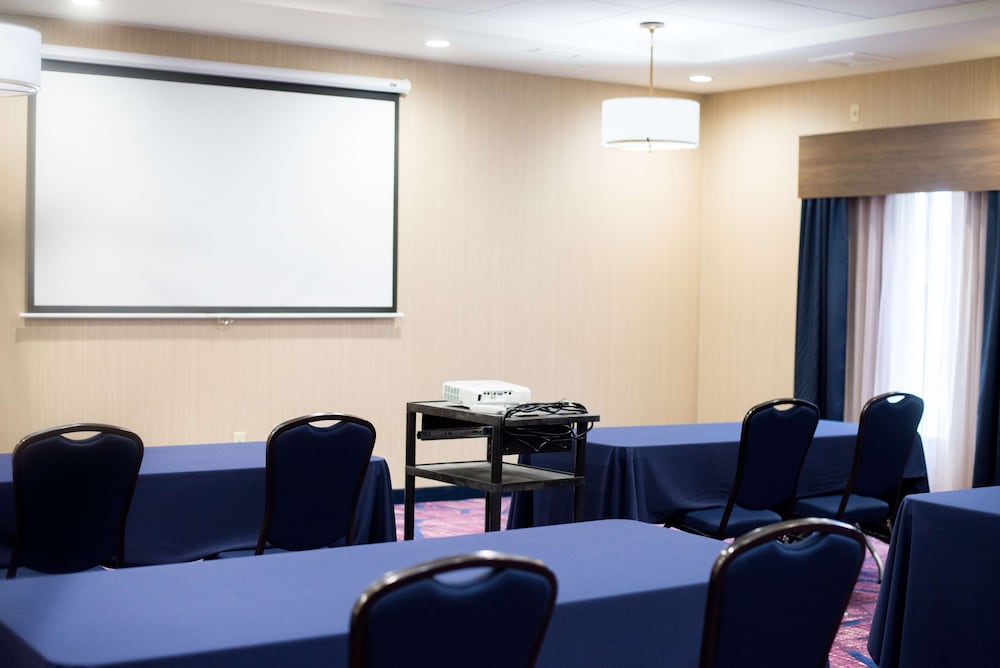 Hampton Inn & Suites by Hilton Warrington Horsham - photo 41