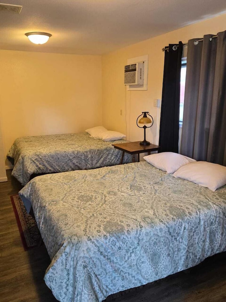Golden Door Motel - photo 8