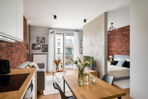 Superb Loft Studio in charming Praga District 300 m to Metro & 100 m to tram balcony — 4-Star Luxury Hotel in Warsaw, Poland
