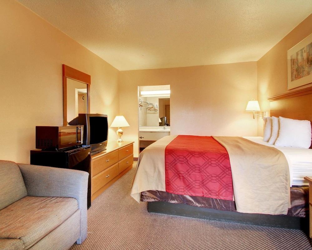 Econo Lodge North Suburbs - photo 13