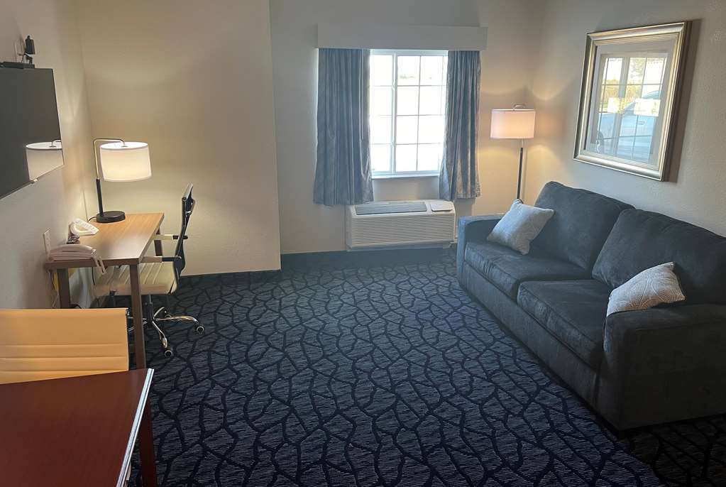 Days Inn & Suites by Wyndham Columbus NE - photo 21